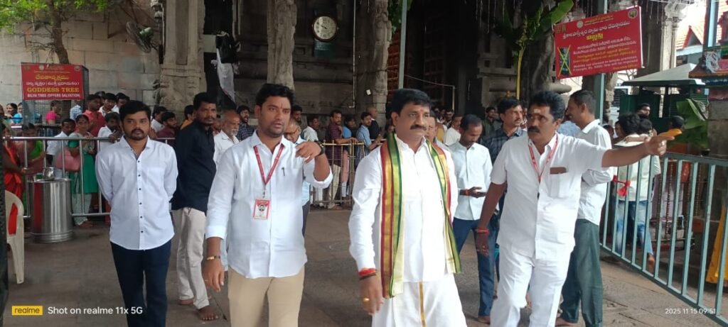 శ్రీకాళహస్తీశ్వరాలయంలో ఆకస్మిక తనిఖీలు భక్తులకు అసౌకర్యం కలిగిస్తే చర్యలు తప్పవు