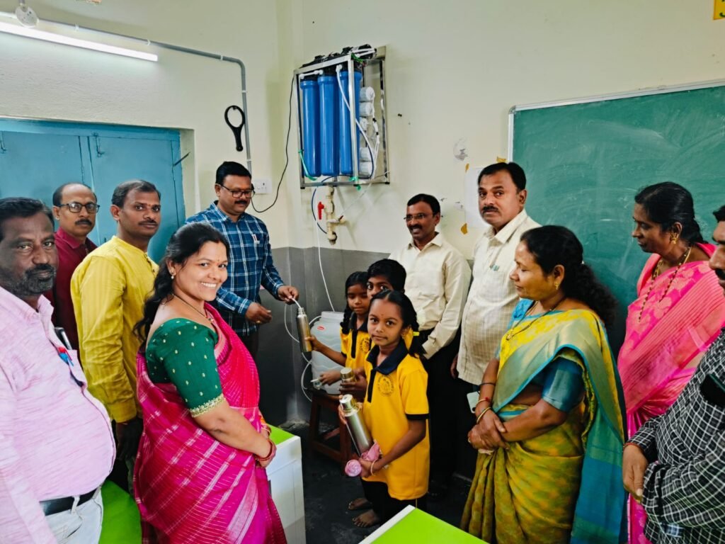 ఘణపురం ప్రాథమిక పాఠశాలకు RO వాటర్ ఫిల్టర్ మరియు ప్లేట్ల బహుకరణ