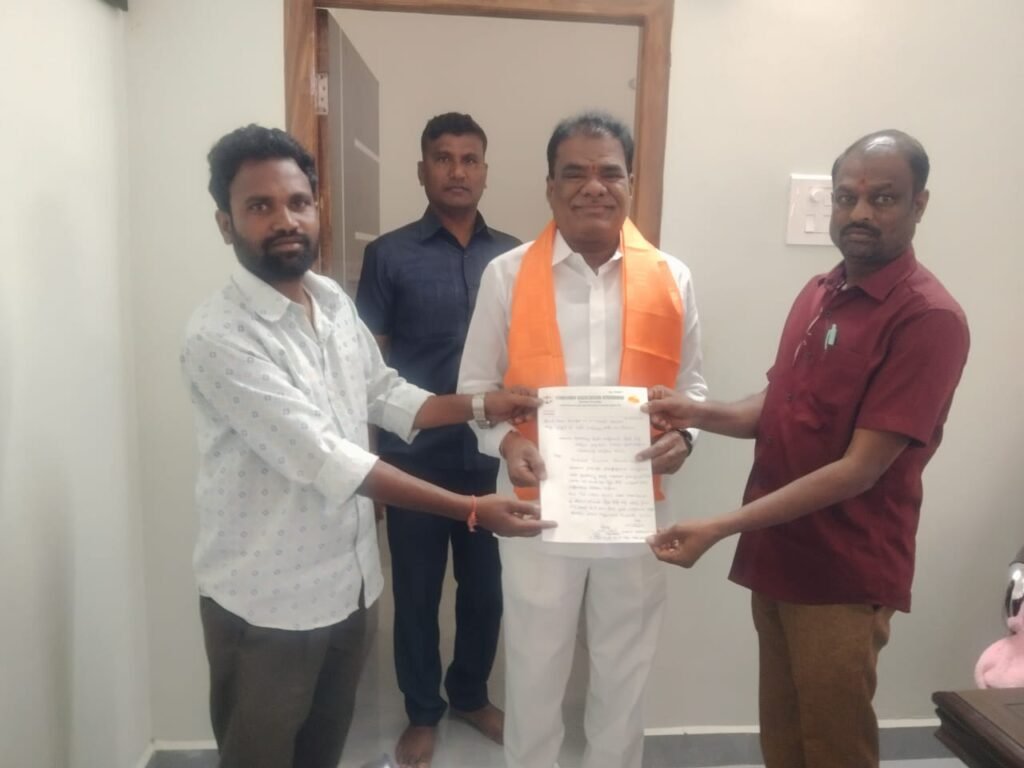 ఇందిరమ్మ ఇండ్ల నిర్మాణంలో స్కేర్ ఫీట్స్ తక్కువ ఉన్న పర్మిషన్ ఇవ్వాలి అని తెలంగాణ రాష్ట్ర ఎస్సీ, ఎస్టీ కమిషన్ చైర్మన్ బక్కి వెంకటయ్య కి వినతి పత్రం