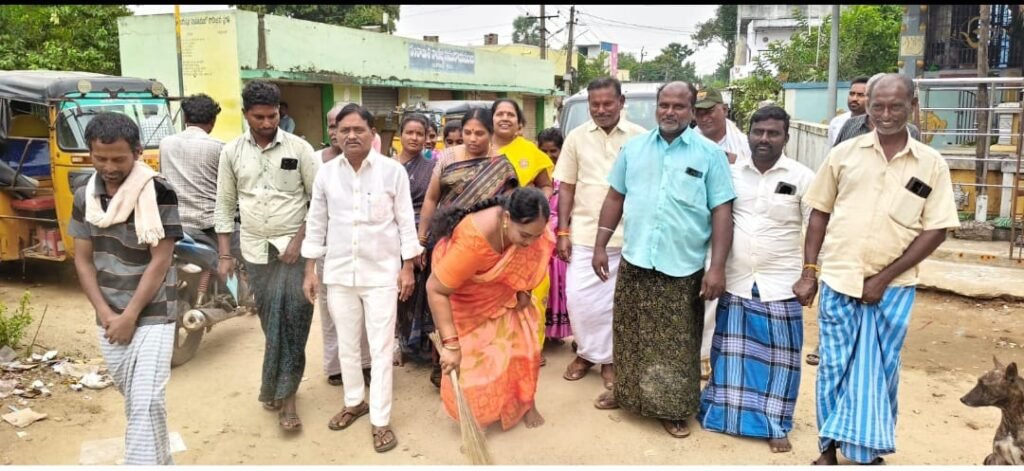 స్వచ్ఛ ఆంధ్ర స్వచ్ఛభారత్ కార్యక్రమంలో పాల్గొన్న రెడ్డి వారిగురవారెడ్డి<br>