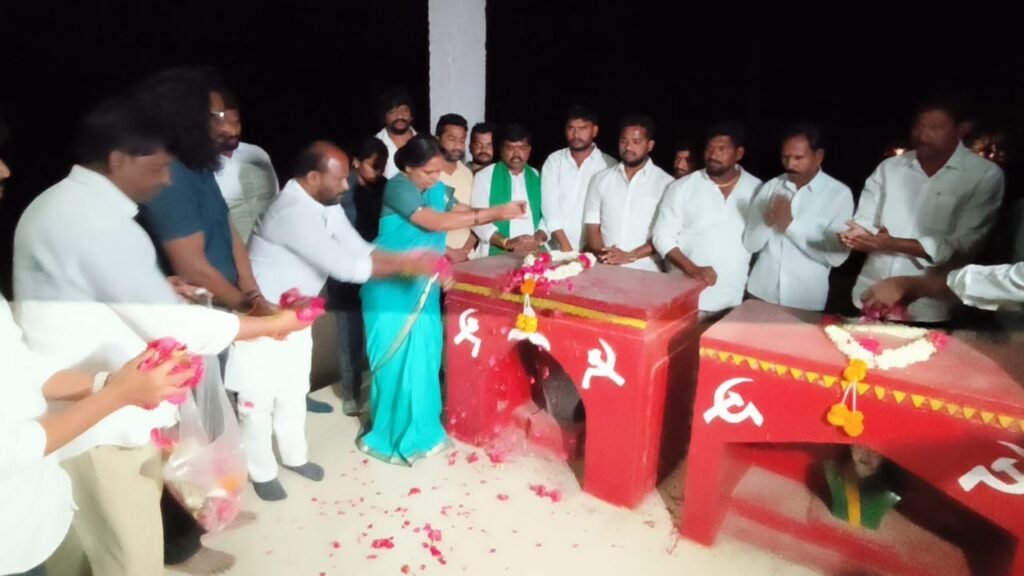 కేవల్ కిషన్ విగ్రహాలకు  పూలమాలవేసి నివాళులు అర్పించిన జన జాగృతి అధ్యక్షురాలు కల్వకుంట కవిత                          