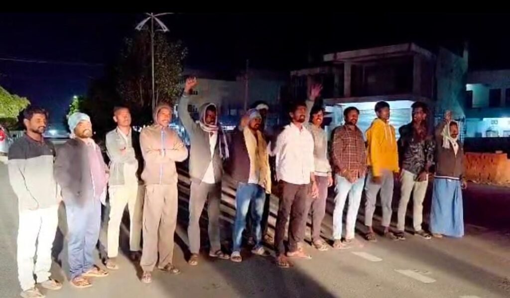 ముస్త్యాల గ్రామం మీదుగా అక్రమ మట్టి ని తరలిస్తున్న లారీలను ఆపిన గ్రామస్తులు