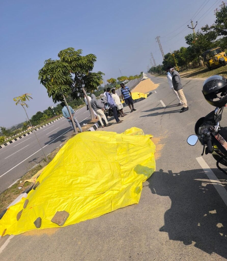 వడ్ల కుప్పలకు తగిలి ఆటో బోల్తా డ్రైవర్ మృతి