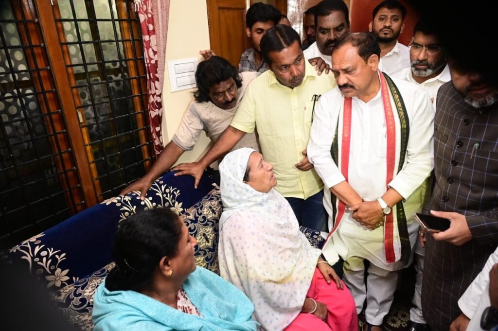 సౌదీ బస్సు ప్రమాదంలో మృతుల కుటుంబాలకు టీపీసీసీ చీఫ్ పరామర్శ