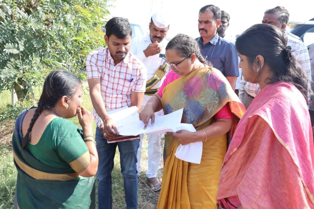 50 ఎకరాల భూ సేకరణ ప్రాంతాన్ని పరిశీలించిన జిల్లా కలెక్టర్