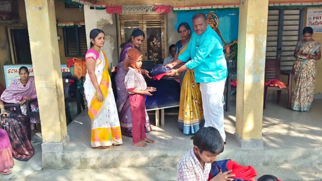 సొంత ఖర్చులతో 32మంది విద్యార్థులకు స్పోర్ట్స్ యూనిఫార్మ్స్ అందజేసినరేషన్ డీలర్ కూతురు కుమారస్వామి, దంపతులు.