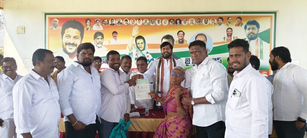 సిద్దిపేట కాంగ్రెస్ పార్టీ క్యాంపు కార్యాలయం లొ సీఎంఆర్‌ఎఫ్ చెక్కుల పంపిణీ