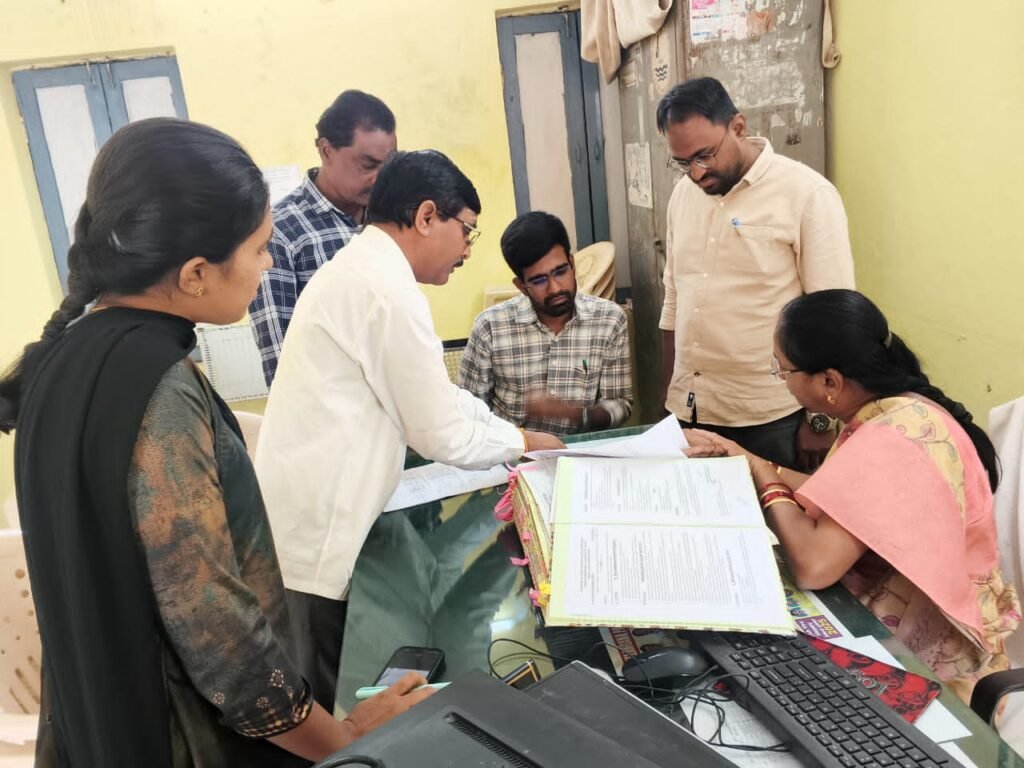 ఎంపీడీవో కార్యాలయం తనిఖీ