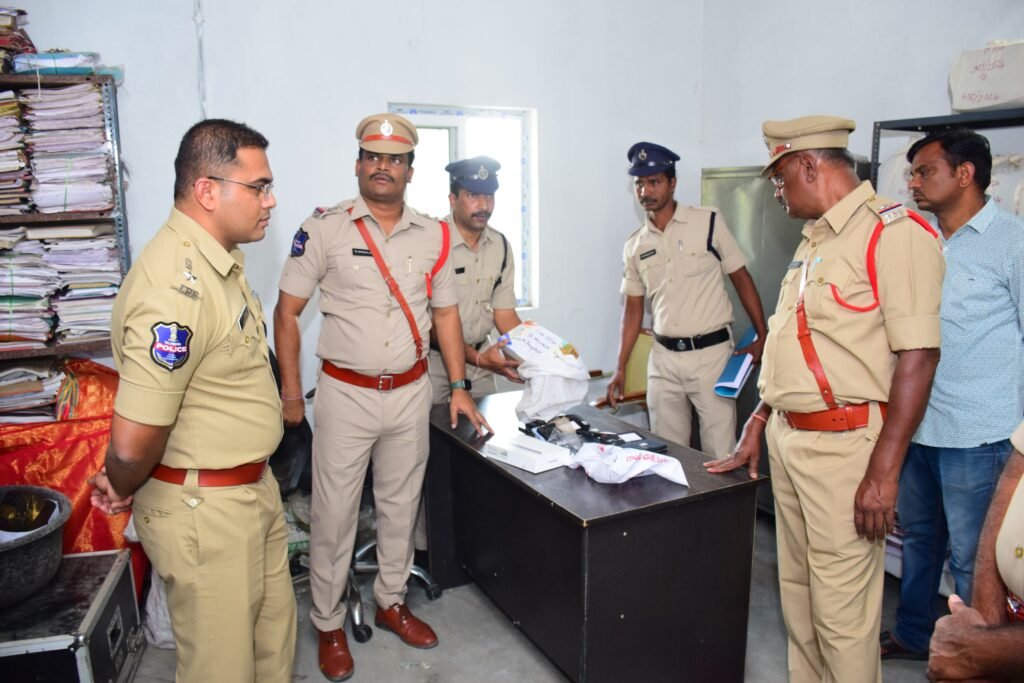 గ్రామాలలో పకడ్బందీగా విజిబుల్ పోలీసింగ్ అమలు చేయాలి జిల్లాఎస్పీ మహేష్ బి.గితే ఐపీఎస్.