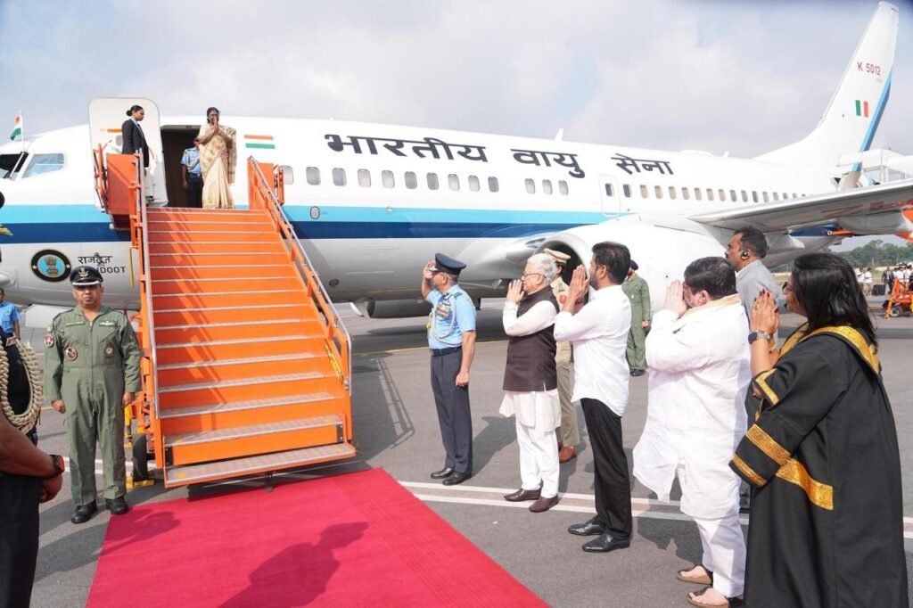 రాష్ట్రపతికి బేగంపేట విమానాశ్రయంలో వీడ్కోలు