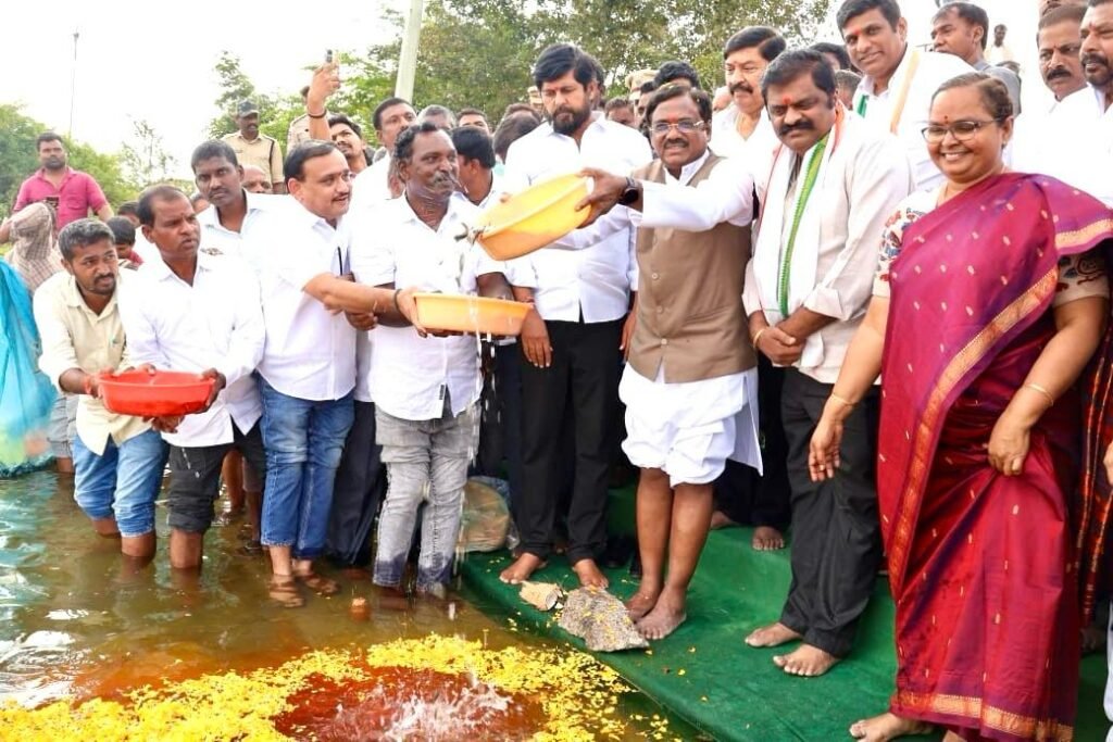 చెరువులో చేపలు విడుదల చేసిన మంత్రి వివేక్