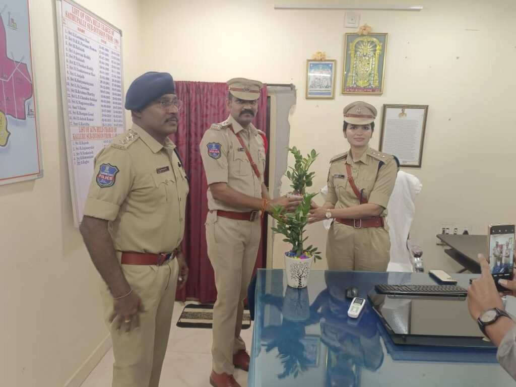 కల్లూరు ఏసిపిగా యువ మహిళా అధికారి వసుంధర యాదవ్ బాధ్యతలు