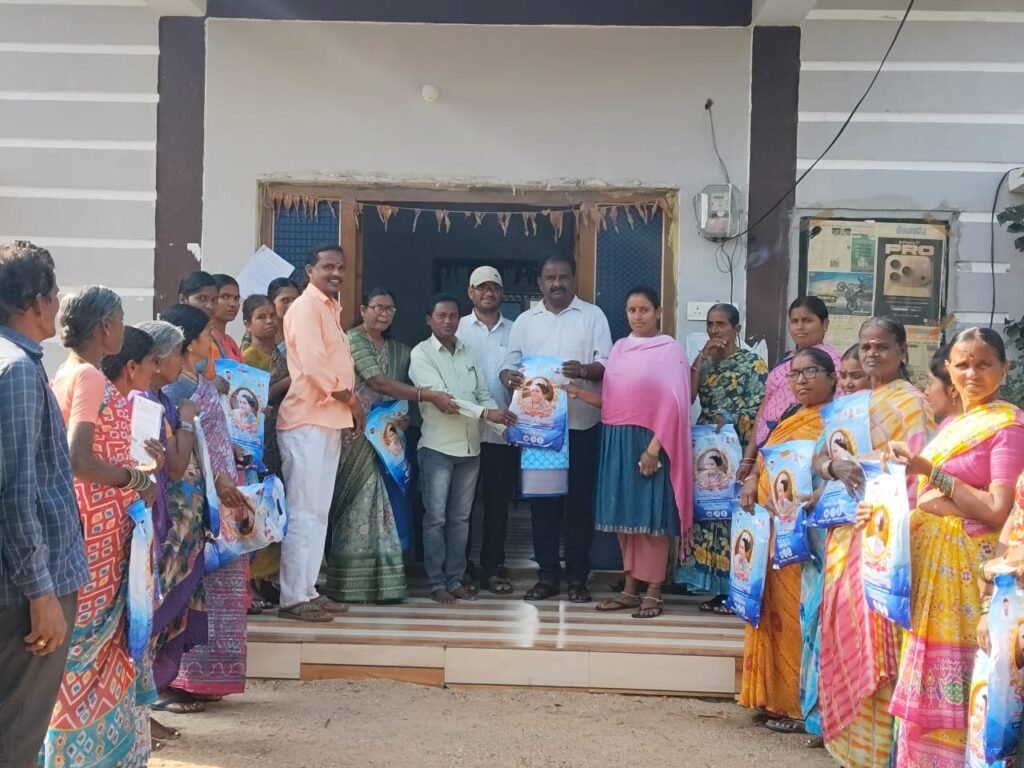 ఇందిరాగాంధీ మహిళా శక్తి చీరల పంపిణీ చేసిన మండల అధ్యక్షుడు భాస్కర్ రెడ్డి