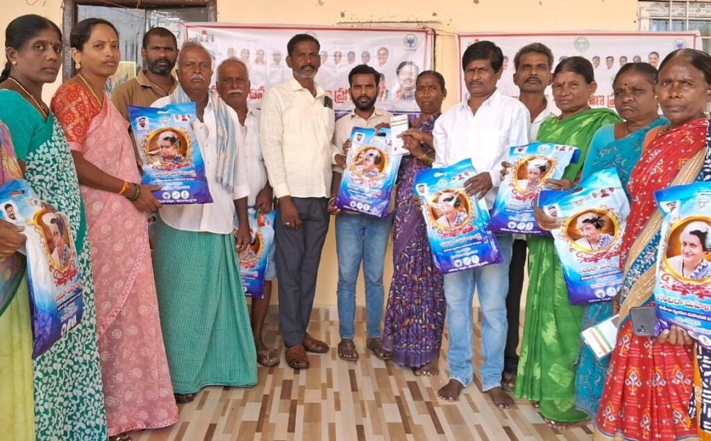 మహిళల అభివృద్ధికి రాష్ట్రం పెద్దపీట.కాంగ్రెస్ పార్టీ జిల్లా అసెంబ్లీ ప్రధాన కార్యదర్శి బండి శివకుమార్ చేతుల మీదుగా చీరల పంపిని..