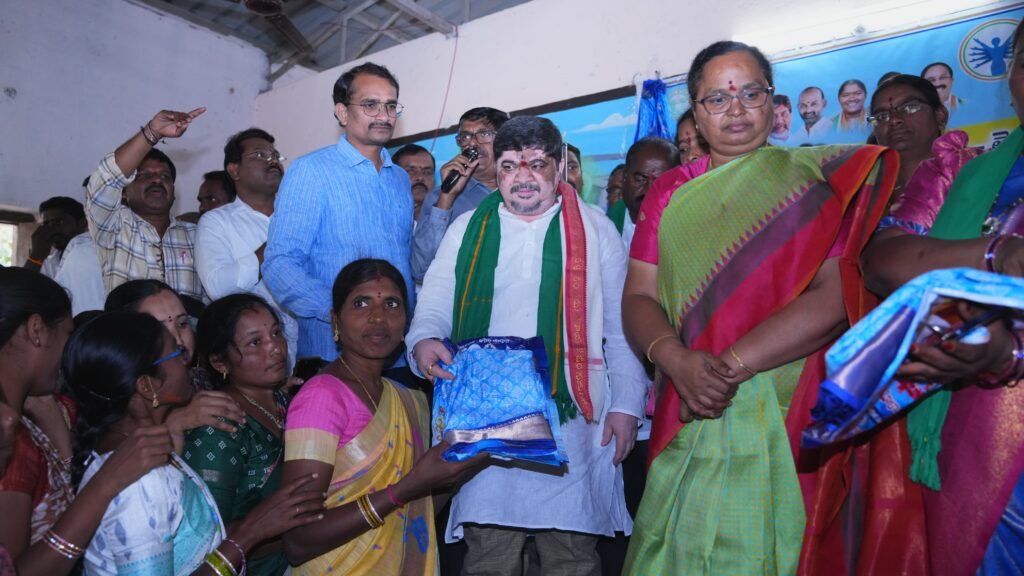 కళ్యాణ లక్ష్మి,ఇందిరా మహిళా శక్తి చీరల పంపిణీ చేసినమంత్రి పొన్నం ప్రభాకర్