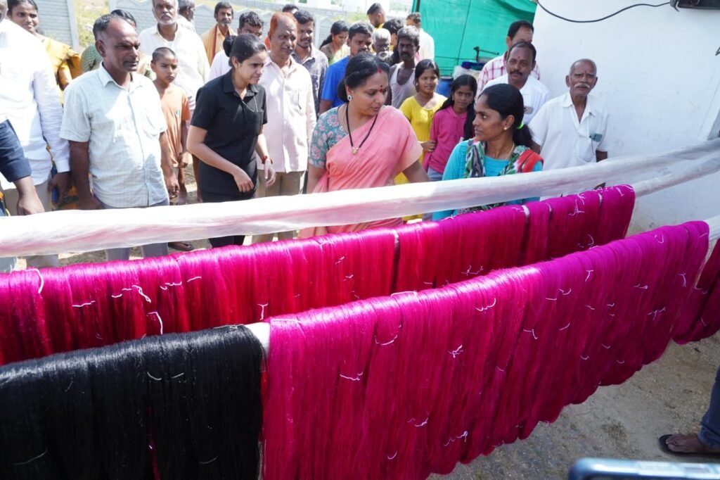 చేనేత కార్మికుల సమస్యల పరిష్కారానికి ప్రభుత్వమే అండగా నిలవాలి: కవిత