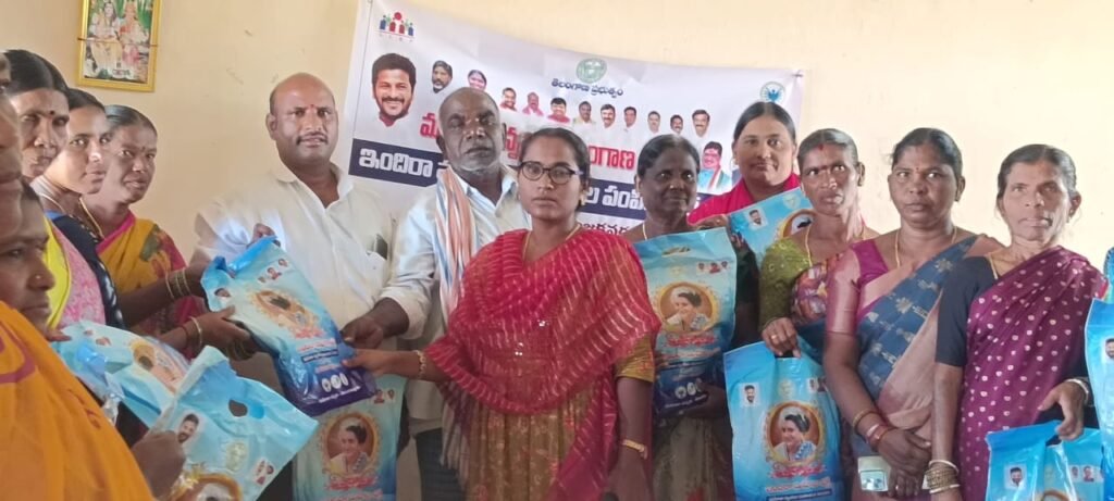 నాగురం గ్రామంలో ఇందిరా మహిళా శక్తి చీరల పంపిణీ చేసిన నేషనల్ కాంగ్రెస్ వారియర్ సిద్దిపేట జిల్లా అధ్యక్షులు గజాబింకర్ అశోక్.