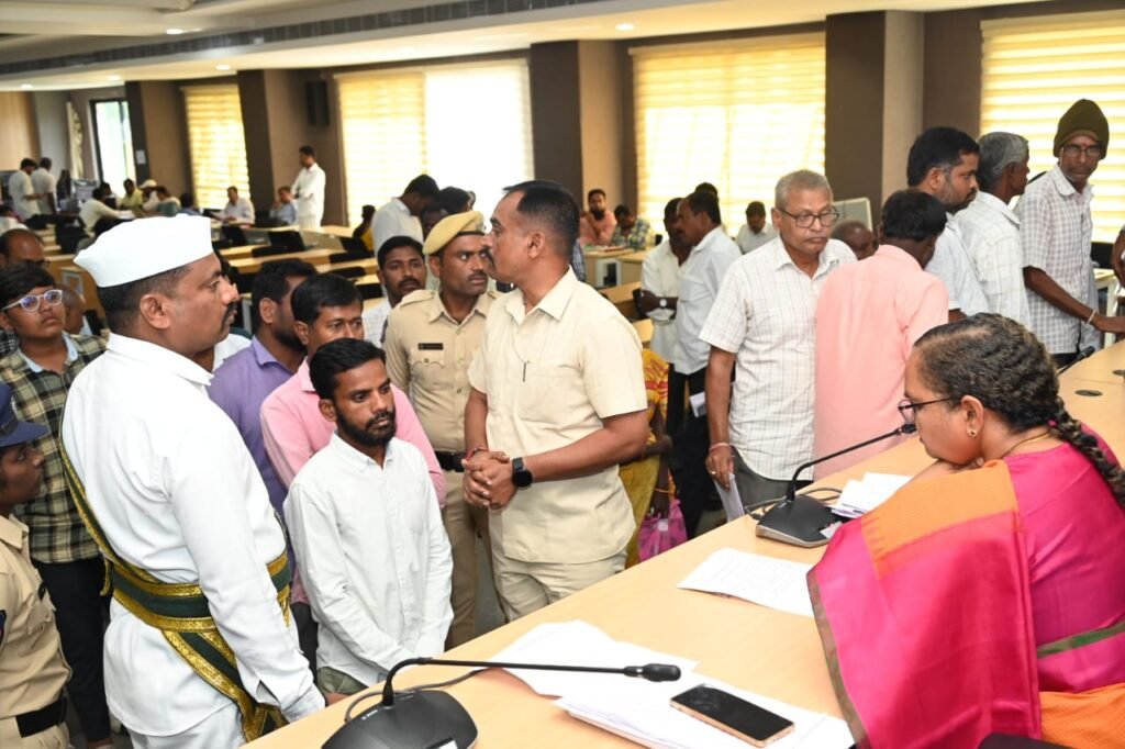 R&B రోడ్డు సమస్యలపై వినతి పత్రం అందజేత..