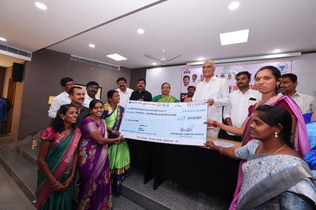 స్వయం సహాయక సంఘాలకు వడ్డీలేని రుణాల పంపిణీ