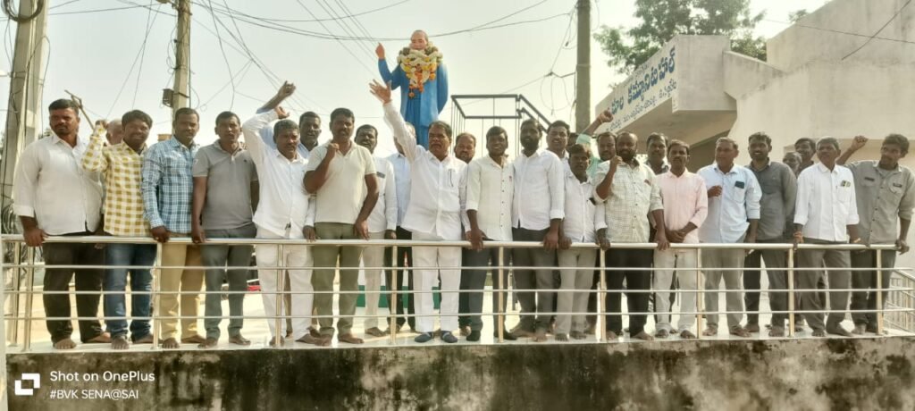 76వ భారత రాజ్యాంగ దినోత్సవాన్ని పురస్కరించుకొని భూంపల్లి గ్రామంలో ఘనంగా నివాళులు<br>