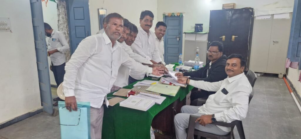 వెల్టూరు గ్రామ సర్పంచ్ పదవికి నామినేషన్ దాఖలు చేసిన తొంట రాజు