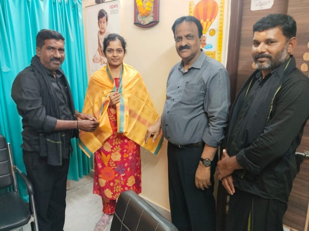 వైద్యులను సన్మానించిన గొడుగు తిరుపతి