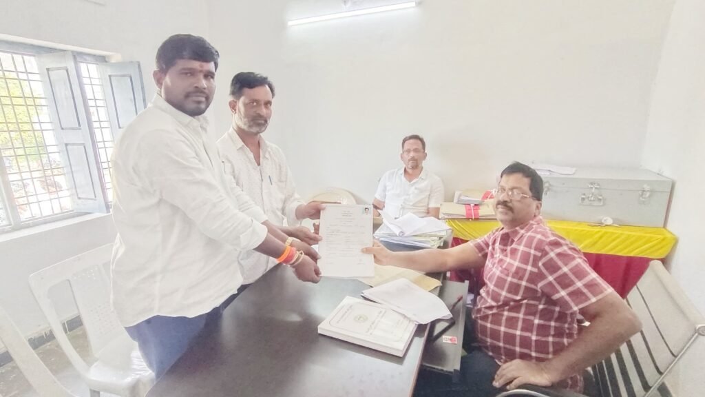 వెంకటాపూర్ గ్రామ సర్పంచ్ కు నామినేషన్ దాఖలు చేసిన కౌవులే యాదగిరి<br>