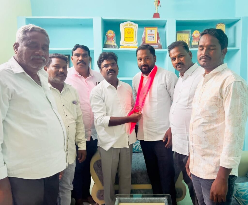 మాజీ ఎమ్మెల్యే రసమయి బాలకిషన్ ఆధ్వర్యంలో ఇతర పార్టీల నాయకుల చేరిక