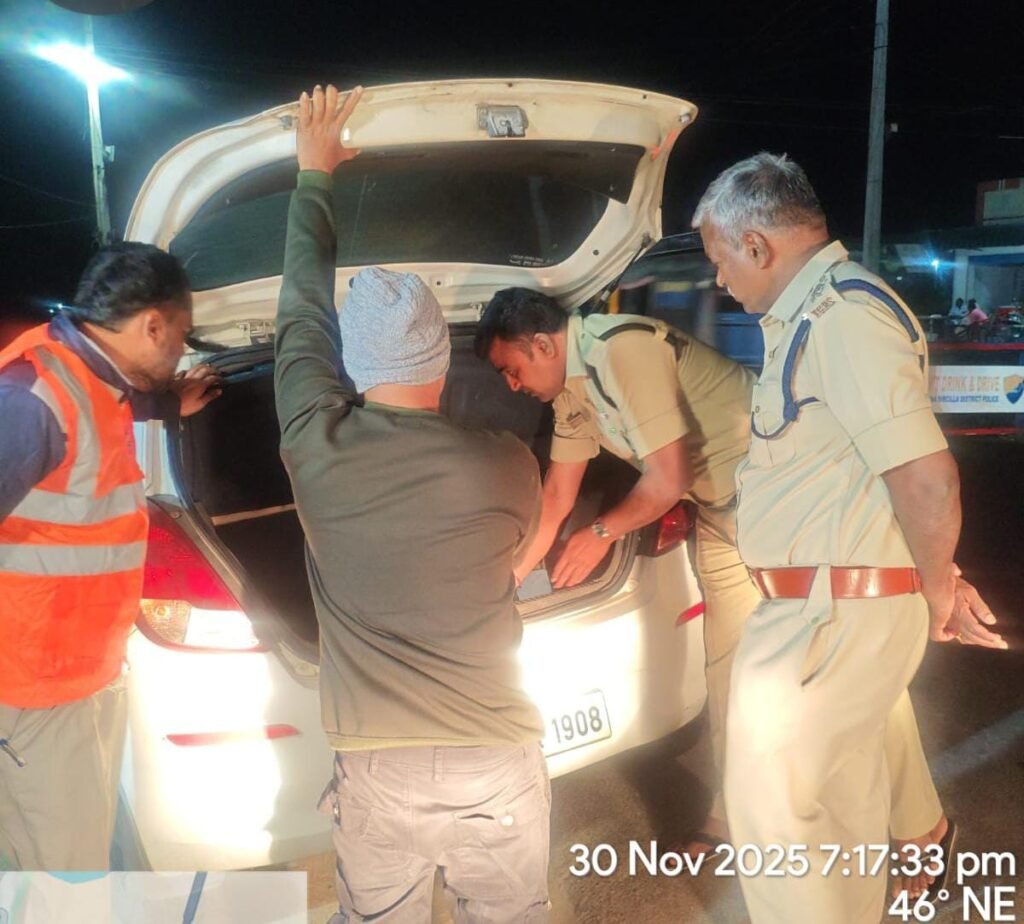 జిల్లెళ్ల చెక్‌పోస్ట్‌లో ఆకస్మిక తనిఖీ చేసిన సిరిసిల్ల డీఎస్పీ