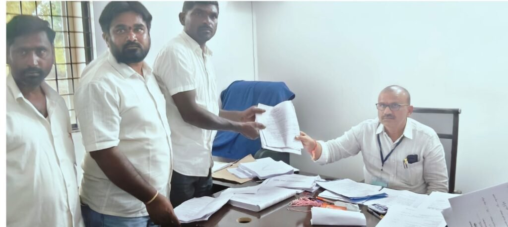 తాటిపాముల గ్రామంలో సర్పంచ్ అభ్యర్థి నామినేషన్