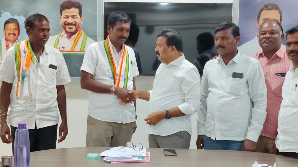 మానకొండూర్ ఎమ్మెల్యే కవ్వంపల్లి సత్యనారాయణఆధ్వర్యంలోకాంగ్రెస్‌లో చేరిననాయినినవీన్ కుమార్