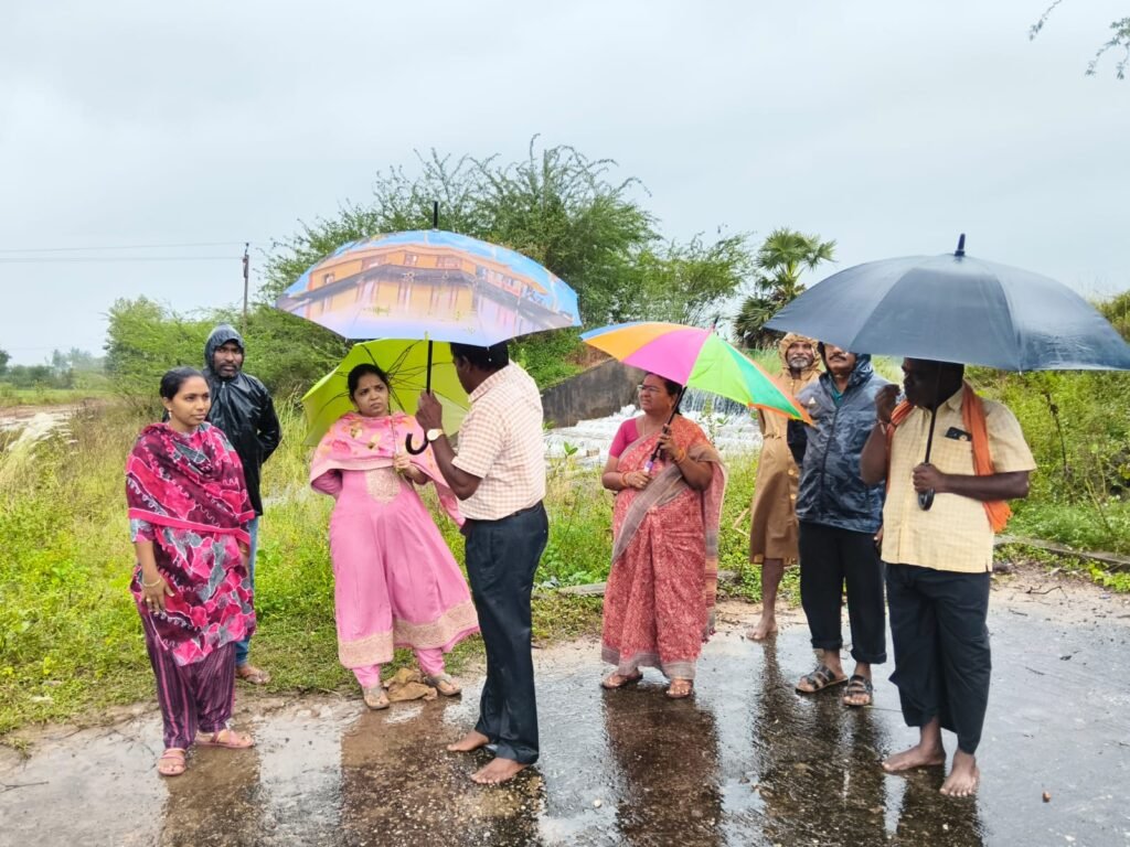 చెరువుకు తేలికపాటి గండి పడడంతోఅప్రమత్తమైన అధికారులు