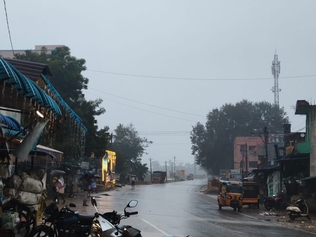 “ఈ ప్రశ్నకు జవాబు ఎవరిది సారు?”తుఫాన్ మధ్య పాఠశాలలునిర్వహించడంపై తల్లిదండ్రుల ఆగ్రహం.