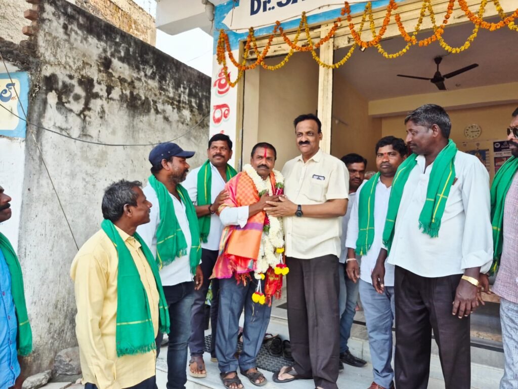 ఇంటింటికీ ప్రచారం చేపట్టిన సర్పంచ్ అభ్యర్థి కాసుపాక శంకర్