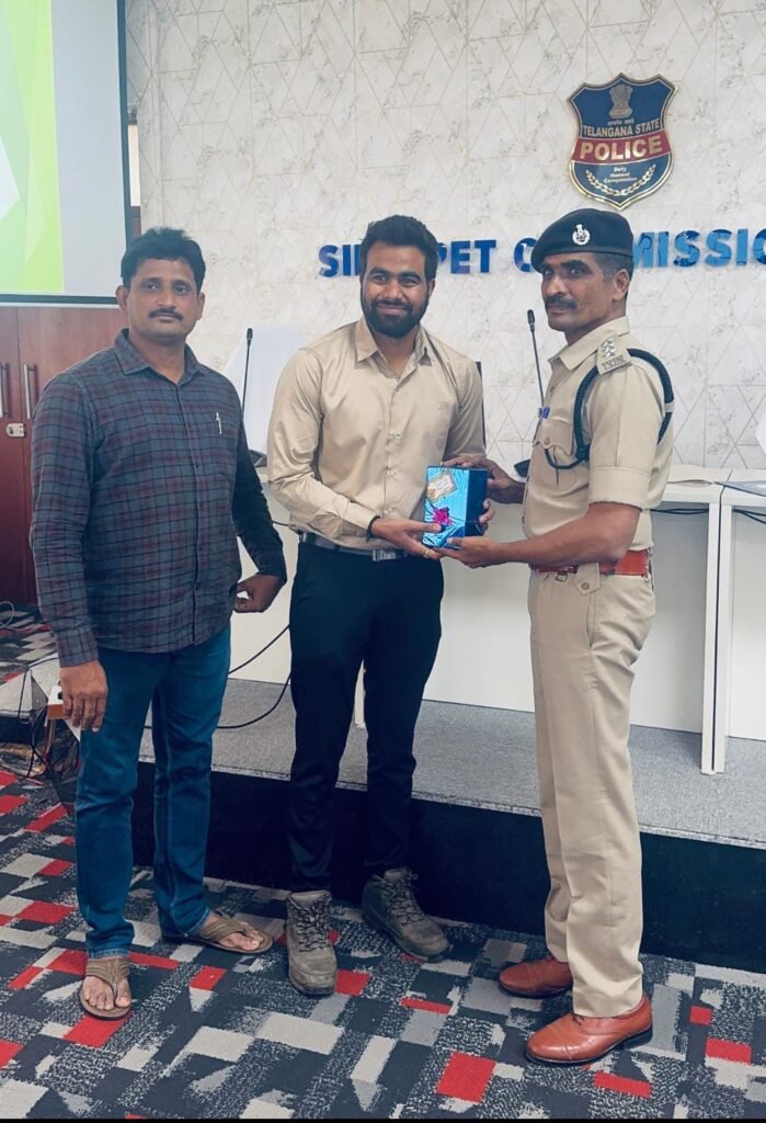 సైబర్ క్రైమ్ బారినపడొద్దు సైబర్ మోసాలనివారణపైపోలీసులఅవగాహనమొదటి బహుమతి ఐటీ ఉద్యోగి వంశీకి