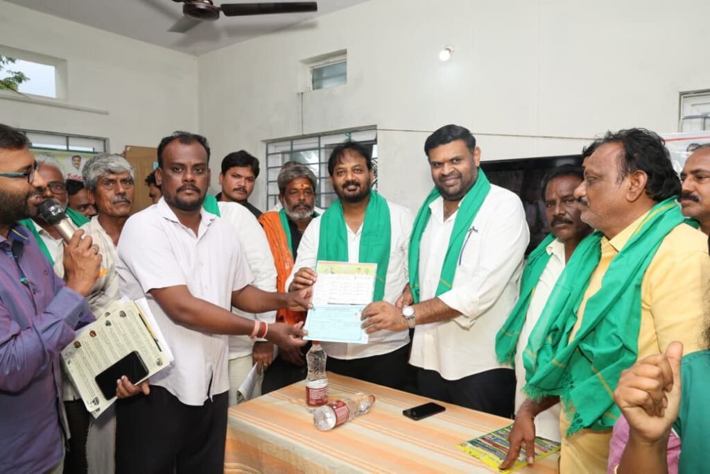 రైతు బాటలో ప్రభుత్వం అడుగులుస్థానిక పర్యటనలోదివాకర్ రెడ్డి,ఎమ్మెల్యే సుధీర్ రెడ్డి.