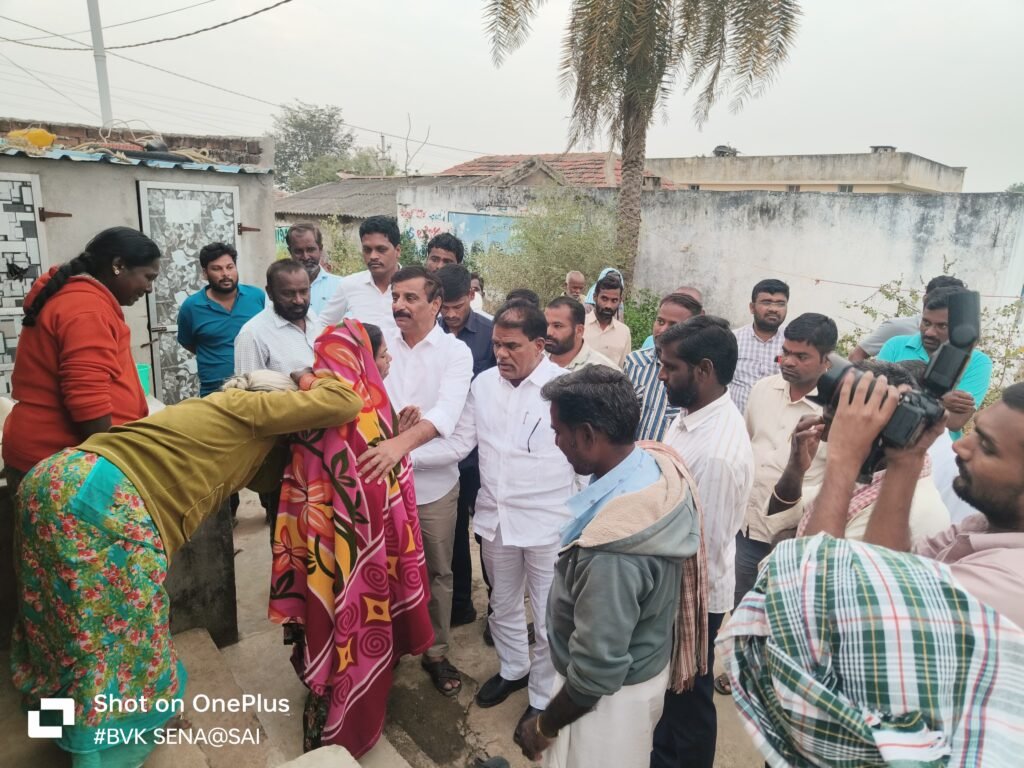 కనకరాజుగారికుటుంబానికిభూంపల్లి‌లో నాయకులశ్రద్దాంజలి