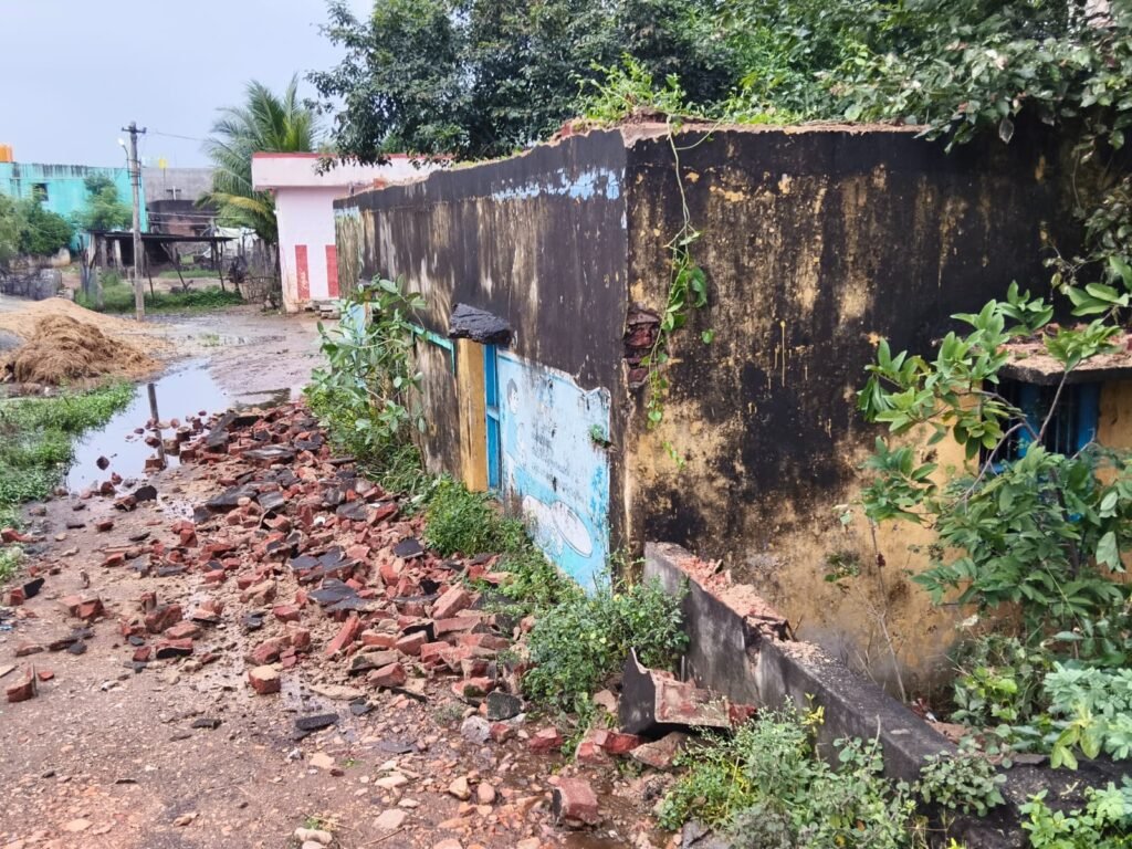 వర్షాలప్రభావంతోమేర్లపాకఅంగన్వాడీభవనంకూలిపోయిపెద్దప్రమాదంతప్పిందిగ్రామస్థులఆవేదన,కొత్తభవనంనిర్మించాలనిడిమాండ్