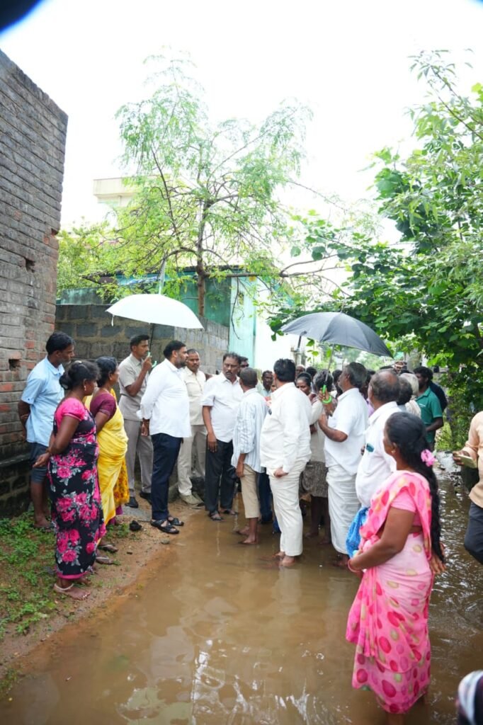 కారాకొల్లుగ్రామప్రజలనుపరామర్శించిన ఎమ్మెల్యేబొజ్జలసుధీర్ రెడ్డి