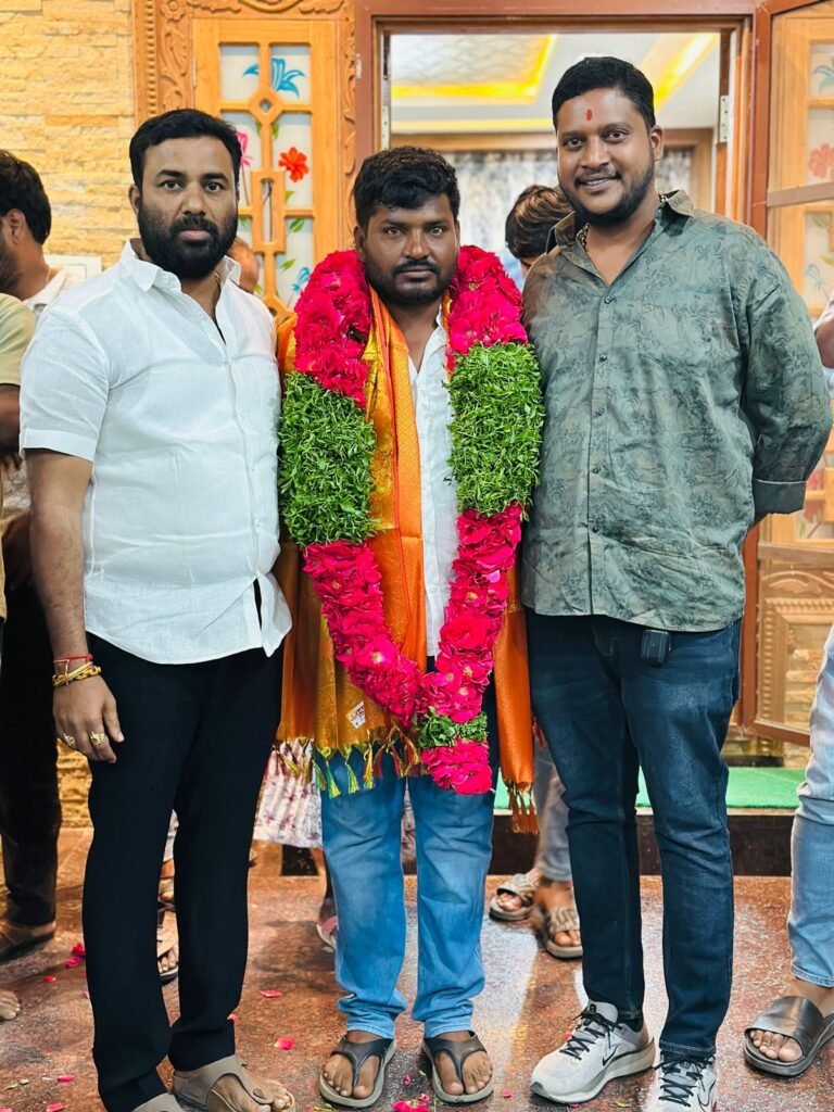 ఏకగ్రీవ సర్పంచ్‌కుమార్కెట్ డైరెక్టర్ చిరు,శ్రీకాంత్ గౌడ్ సన్మానం.