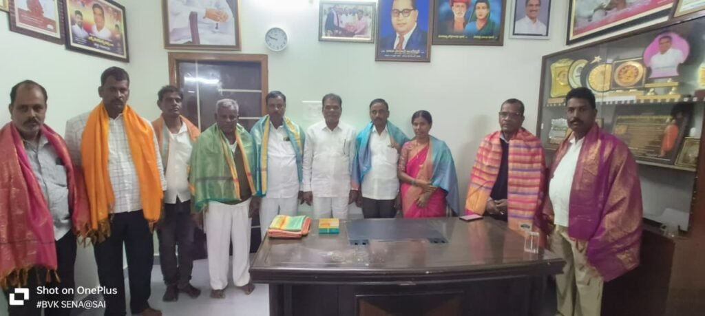 ఏకగ్రీవసర్పంచ్ వార్డుసభ్యులకుఎస్సీ/ఎస్టీ కమిషన్ చైర్మన్ బక్కివెంకయ్యశాలువాతో సన్మానం