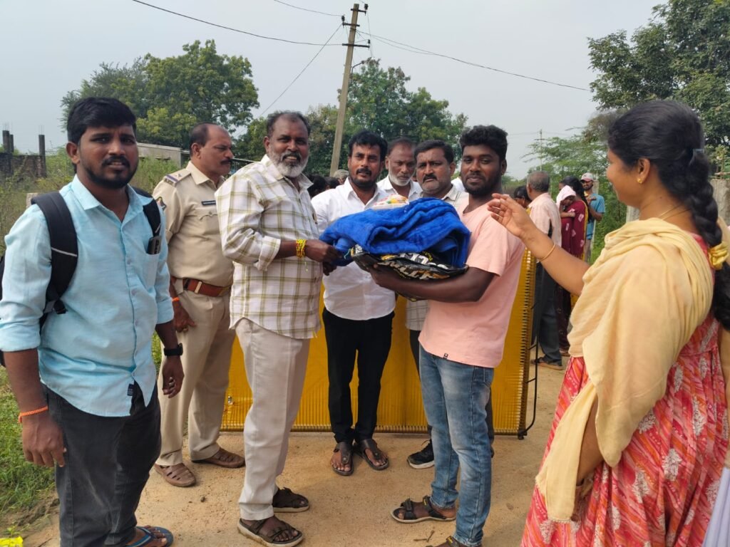 ఎర్పేడుమండలంలోగిరిజనులకునిత్యావసరాలసహాయం