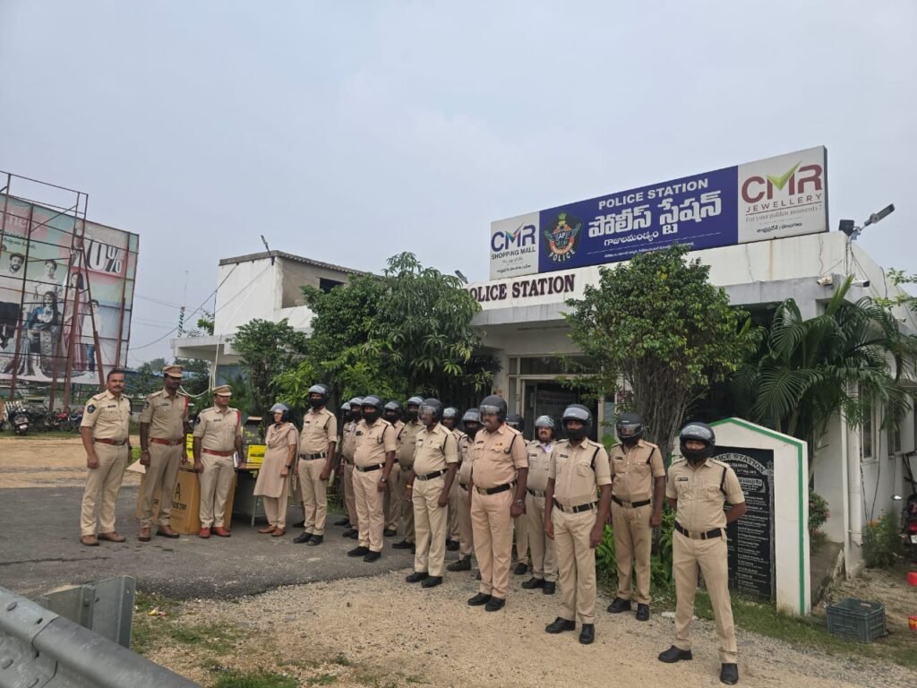 రోడ్డుభద్రతపైఅవగాహనసదస్సుపోలీస్ సిబ్బందికిహెల్మెట్ల పంపిణీ