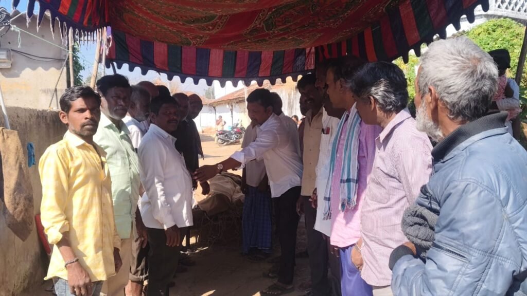 మృతుడి కుటుంబానికి ఆర్థిక సహాయం అందించిన బీఆర్ఎస్ నాయకులు