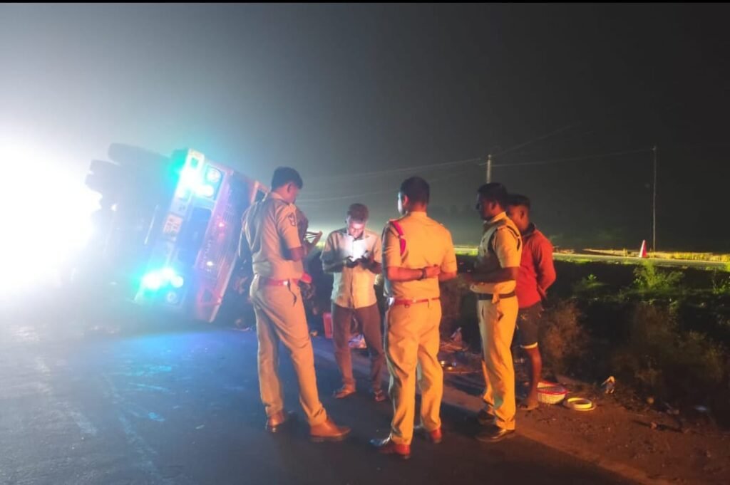 హైవేపై హడావుడి… గాజులమండ్యంలో పైపుల లారీ బోల్తా!