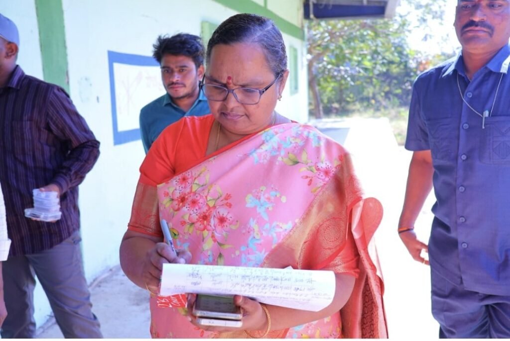 ఏఏంసీ గోదాంలోని ఈవిఎంలను పరిశీలించిన జిల్లా కలెక్టర్ హైమావతి<br>