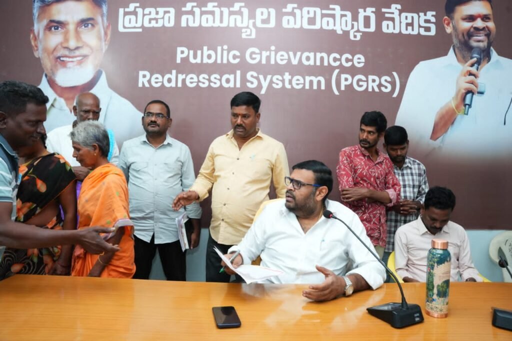 ప్రజాదర్బార్‌లోఅర్జీలనుస్వయంగాస్వీకరించినఎమ్మెల్యే బొజ్జలవెంకటసుధీర్ రెడ్డి