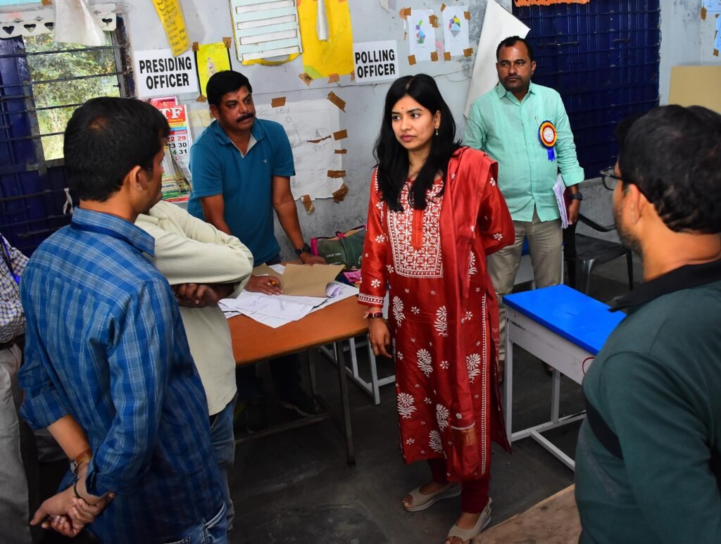 సారంపల్లి పోలింగ్ కేంద్రంలో కలెక్టర్ గరిమ అగ్రవాల్ తనిఖీ