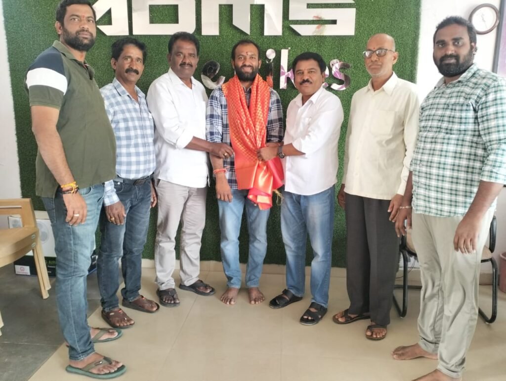 ఇల్లంతకుంటసర్పంచ్ మామిడిరాజుకుఘనసన్మానంకాంగ్రెస్ మండలఅధ్యక్షులుకోమటిరెడ్డిభాస్కర్ రెడ్డి చేతులమీదుగాశాలువాసత్కారం