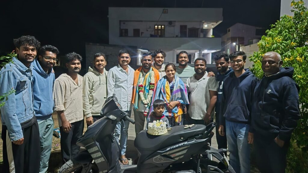 నూతన ఉపసర్పంచ్ ధారబోయిన సృజన సంపత్ యాదవ్‌కు ఘన సన్మానం